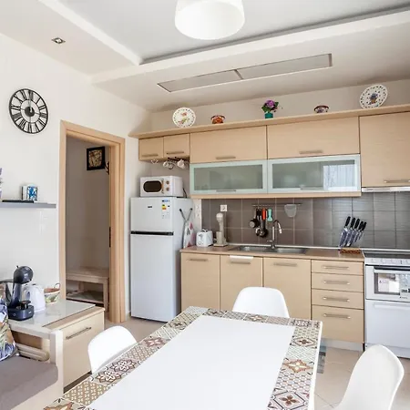 Sea Side Valentina 아파트 *